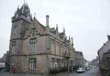 Teenage Driver Drives Wrong Way on Alloa Roundabout news-14082024-001946